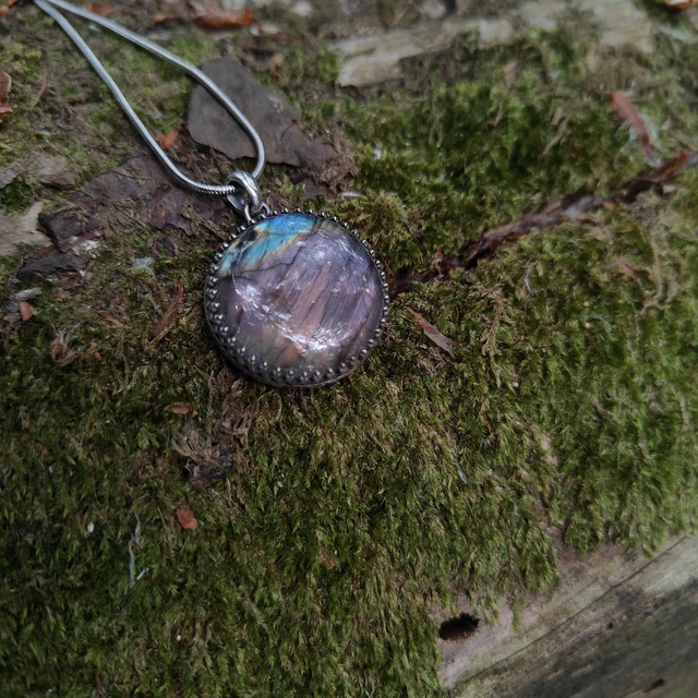 Pendentif Rond en Argent Massif et Labradorite Violette