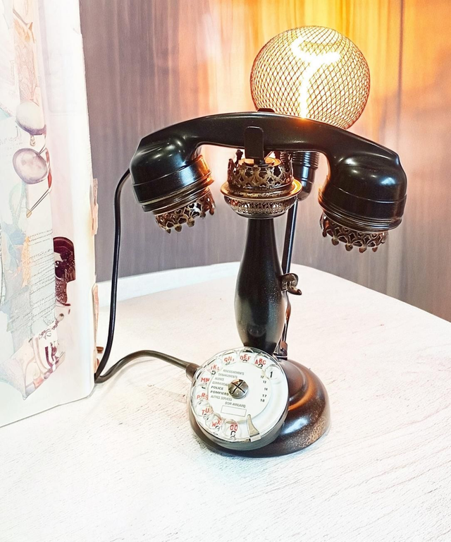 Histoire Victorienne, Téléphone à colonne, Lampe d'ambiance déco à poser, Détournement d'objets esprit steampunk, Artisanat Français