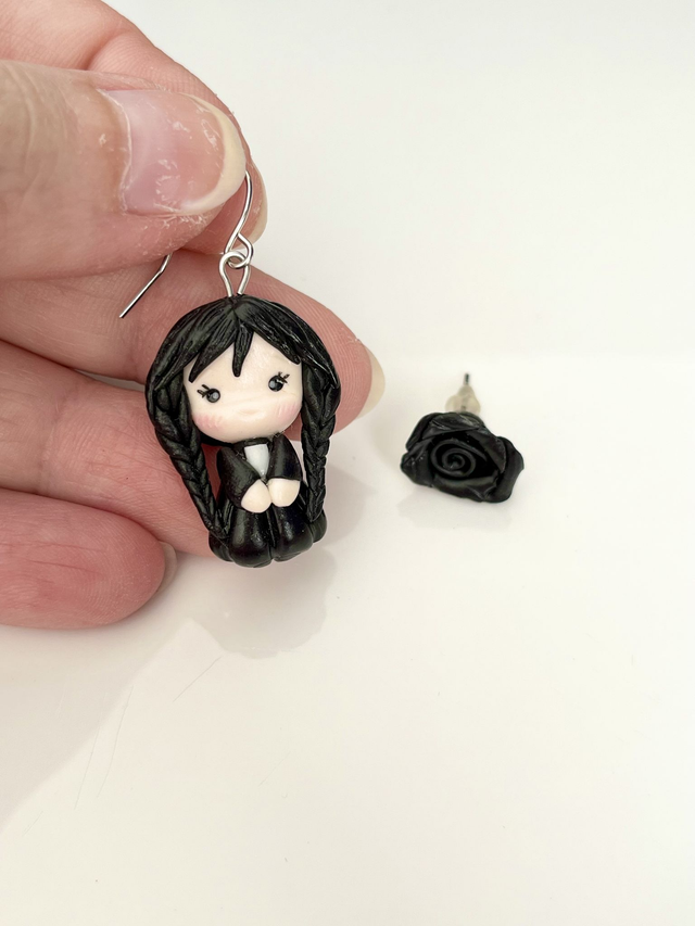 Orecchini a perno e pendenti con bambolina fan art