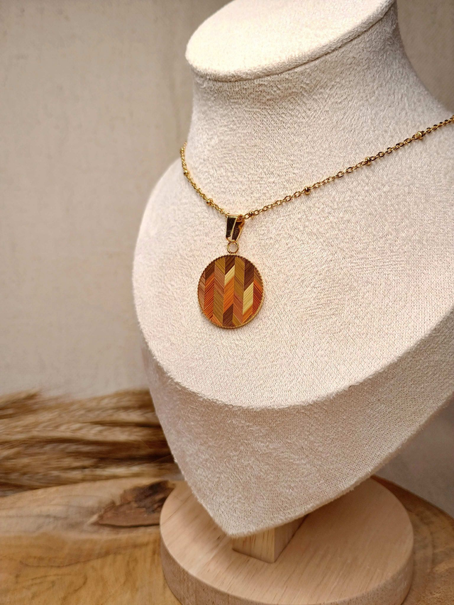 Collier MÉDAILLON Chevron Bois- Acier inoxydable doré 