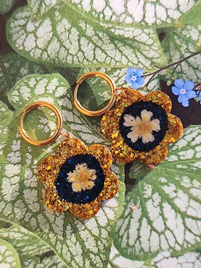 Boucles d&#039;oreilles mini-créoles &quot;Poésie suspendue&quot;