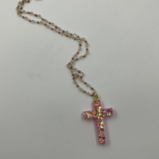 Collier en acier inoxydable et croix en résine