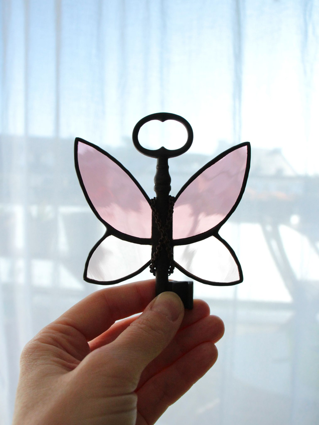 🗝️ Clé volante "Romantasy" en vitrail