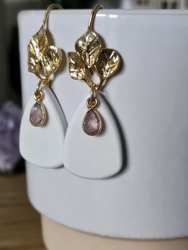 Boucles d&#039;oreilles feuilles et quartz fraise