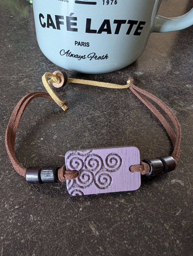 Bracelet en cuir et bois gravé triskel