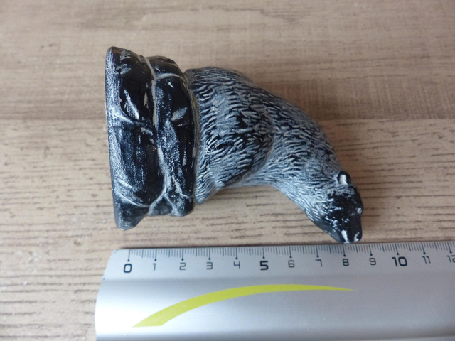 Sculpture ours noir assis sur un rocher The Aardik Collection, Figurine d’ours solitaire vintage fait à la main au Canada