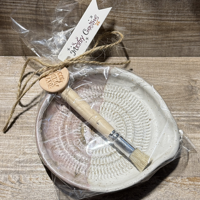 Handmade Keramik | Reibe "rosa/weiß" mit praktischem Ausgießer inkl. Pinsel Geschenkset 