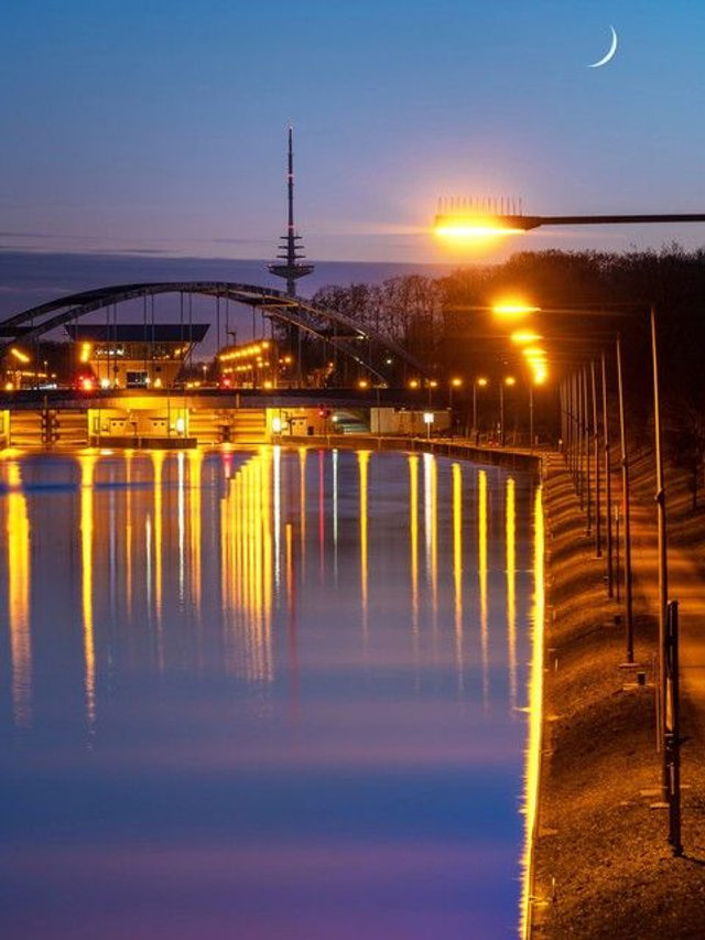 Kanal mit Fernmeldeturm bei Nacht