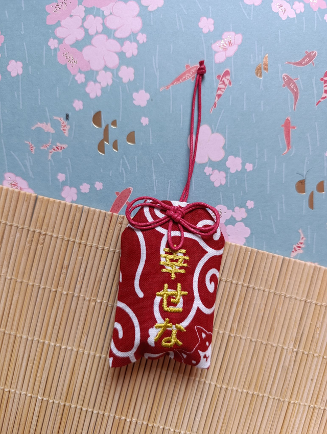 Omamori rote Katzen