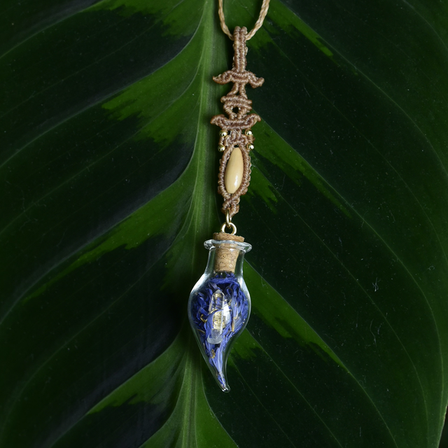 talisman totem bleuet, feuille d'or & quartz