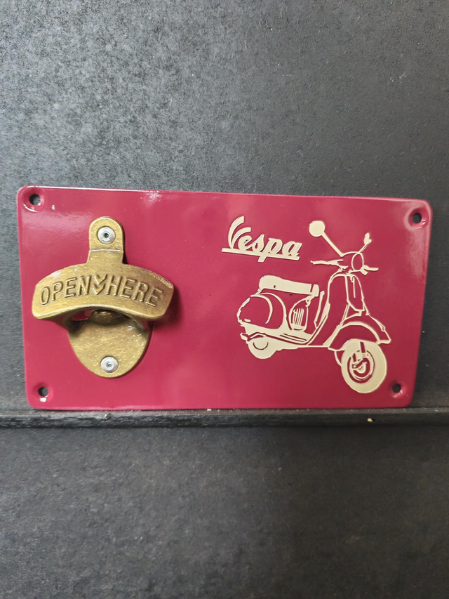 Décapsuleur mural Vespa 