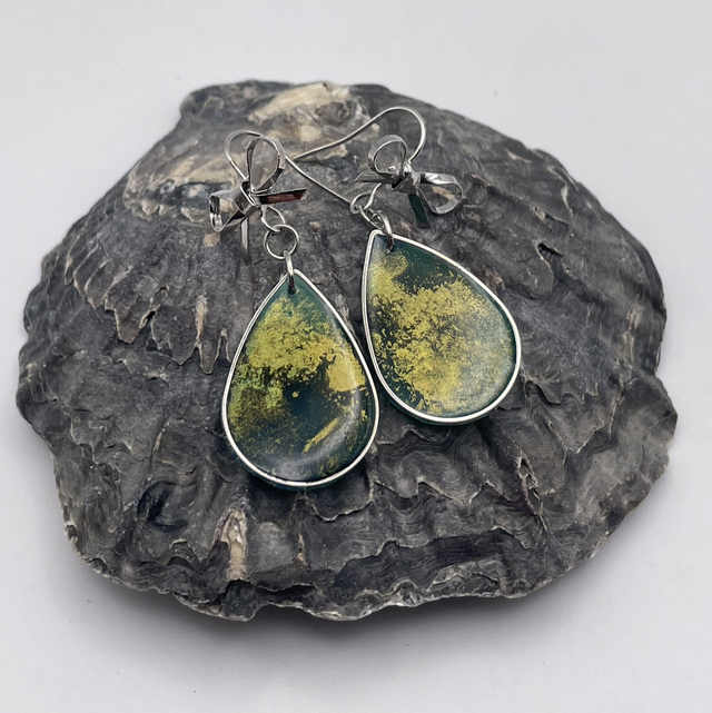 Bow dangly teardrops 