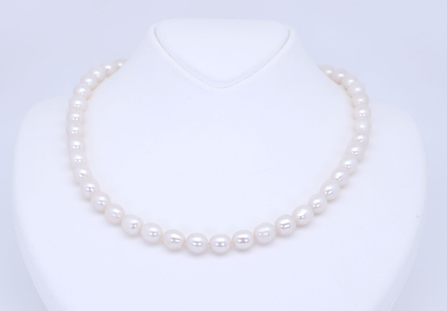 Zeitlose Anmut – Handgeknüpfte Süßwasserperlenkette mit Silbermagnetverschluss - Priscilla