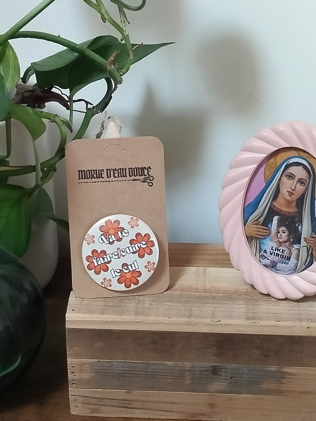 Badge &quot;Va te faire cuire le cul&quot; (fleurs d&#039;oranger)