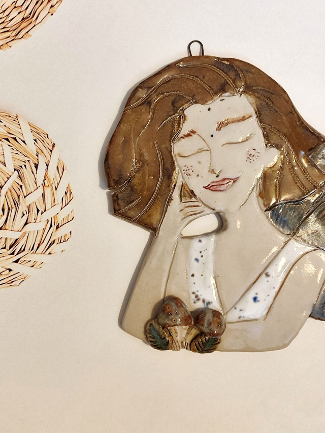 Wróżka z grzybami – ceramiczna dekoracja ścienna
