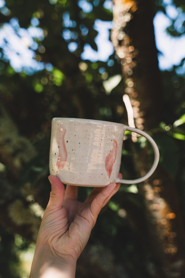 Grand mug blanc tacheté avec vaguelettes roses 🩷
