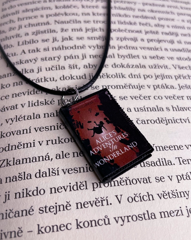 Náhrdelník mini knížka Alenka v říši divů