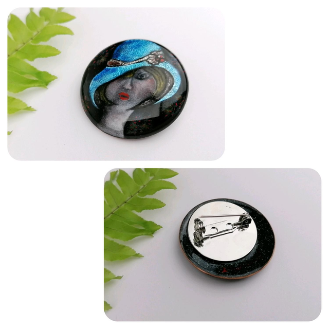 Broche en émail, Grisaille