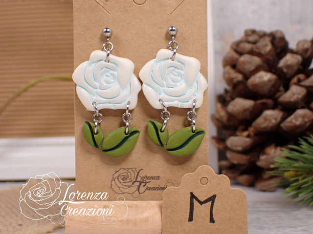 Orecchini pendenti floreali con fiore rosa bianca e foglie tg M