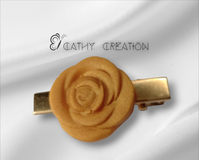 Pince à cheveux fleur dorée 