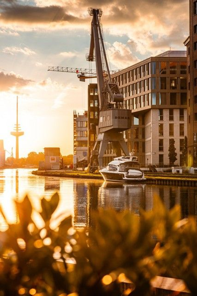 Hafenkran im Sonnenuntergang