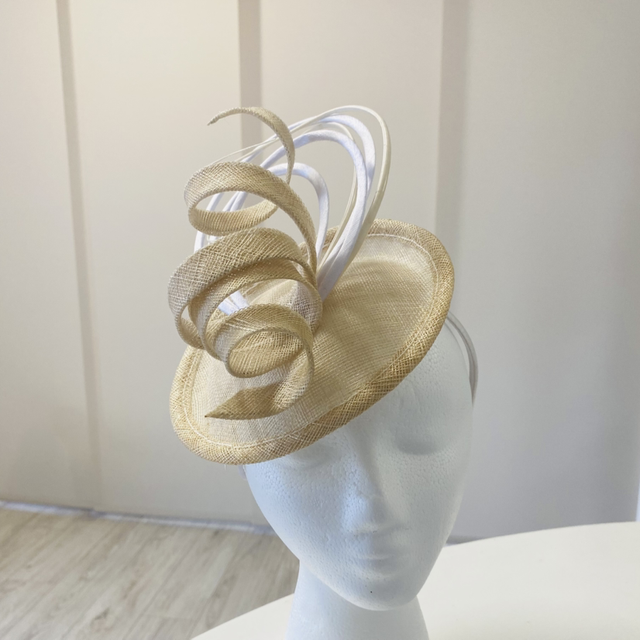 🤍Tess cream and white headpiece 