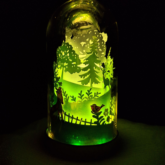 Campana di vetro "Volpe e pettirosso"con lucine Led, su sfondo verde