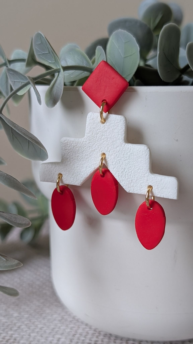 Boucles d&#039;oreilles rouges et blanches en pâte polymère