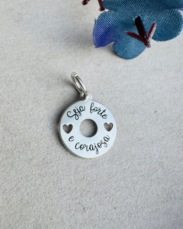Pingente Berloque &quot;Seja Forte e Corajosa&quot; Prata 925