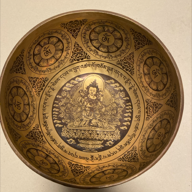 Grosse handgearbeitete Klangschale aus dem Tibet Motiv: Samantapadra 18.5 cm Ton A