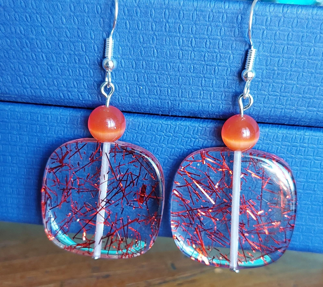 Boucles d&#039;oreilles en résine transparente 