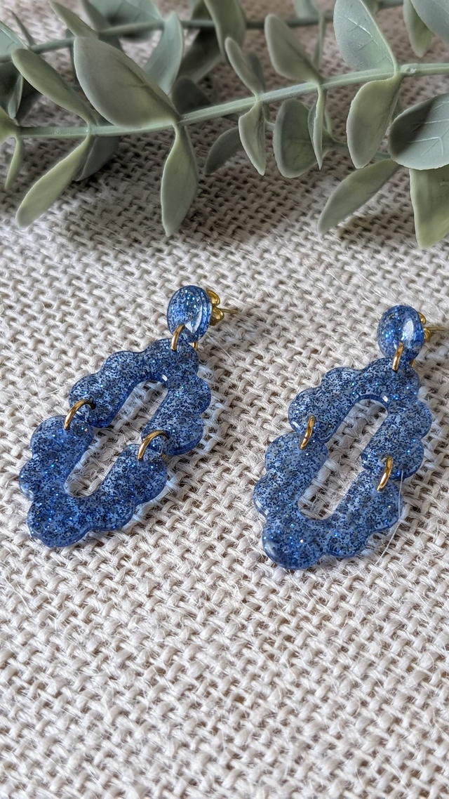 Boucles d&#039;oreilles bleues pailletées en résine
