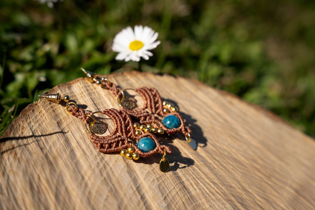 Boucles d'oreilles en micro-macramé couleur noisette avec pierre Apatite