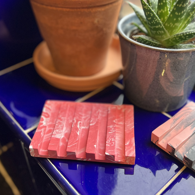 Soap dish - grooved - fuschia