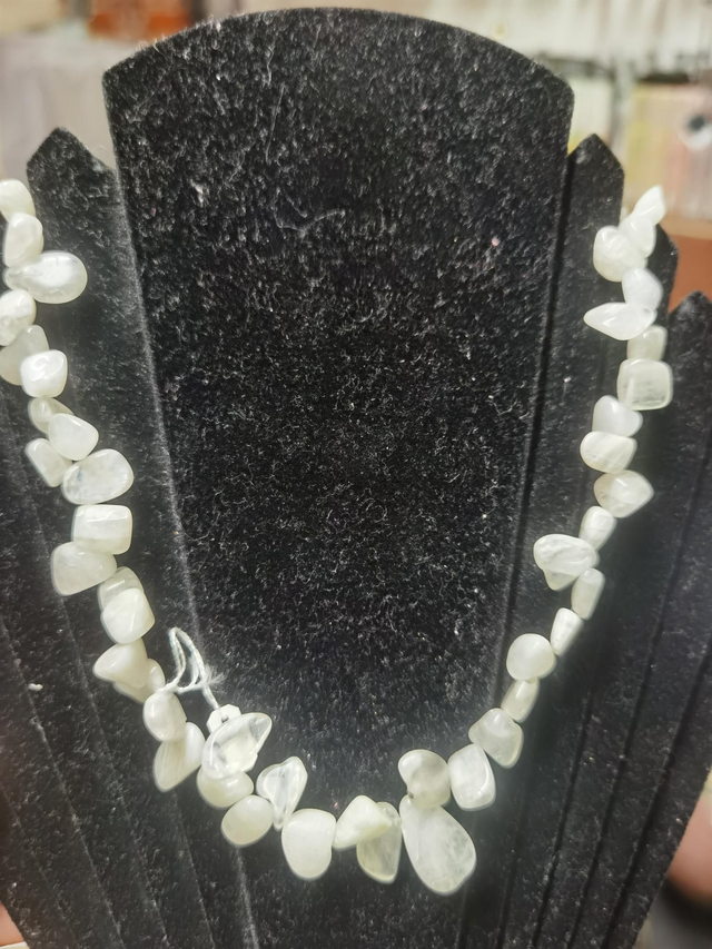 Collier perles galets en pierre de lune - le féminin en douceur