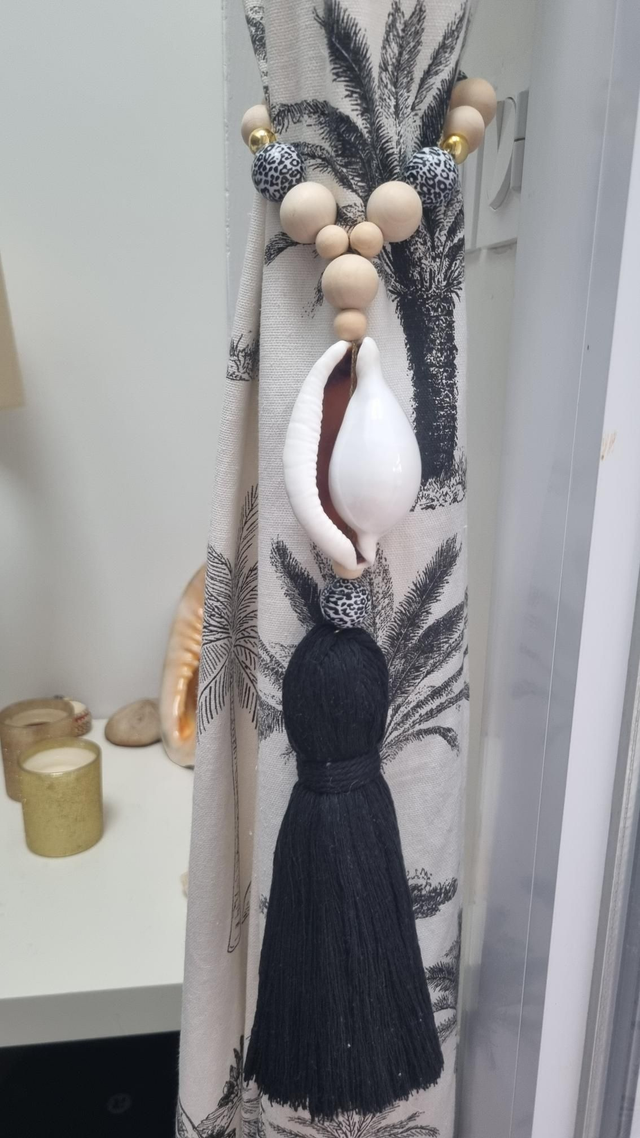 Embrasse coquillage ovula pompon noir 