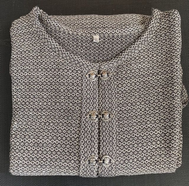 Pellavapaita tummasta kankaasta