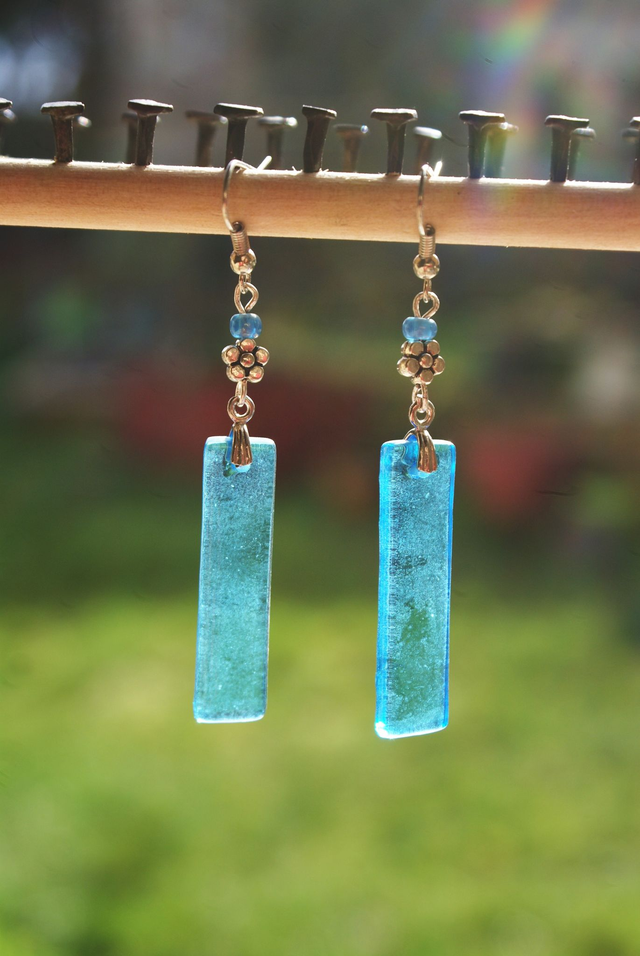 Boucles d&#039;oreilles en verre bleu.  
