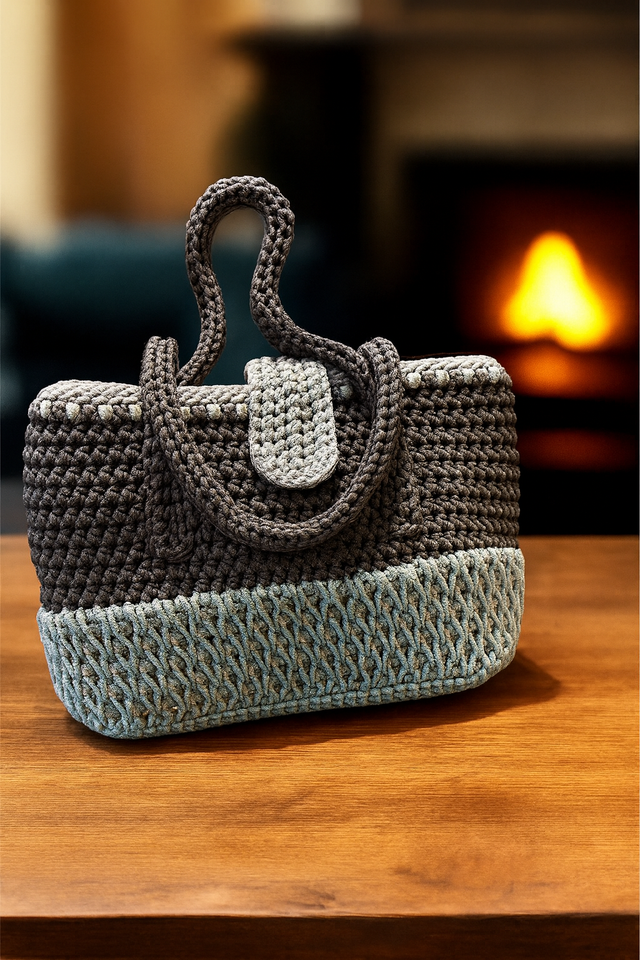 Elegantní ručně pletená kabelka – dvoubarevný design