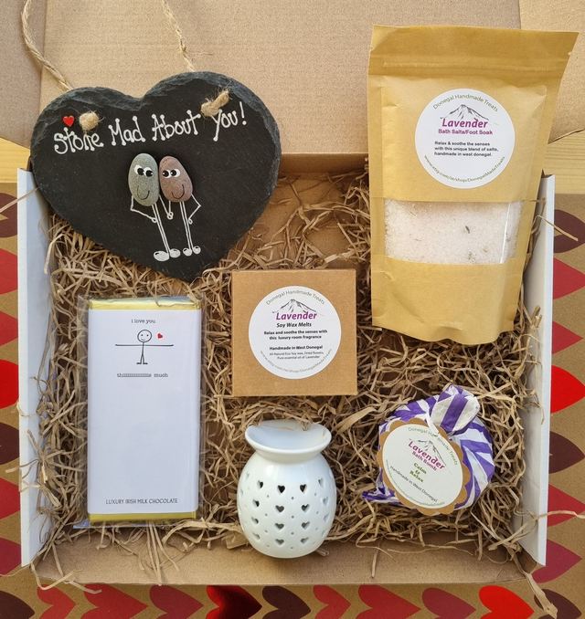 Luxury Irish Hamper with Pebble Art Slate 