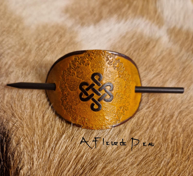 Barette à cheveux en cuir croix celtique