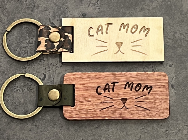 Porte clé en bois et liège « Cat mom »
