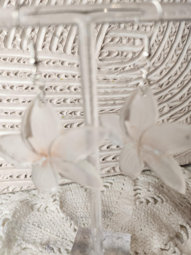 Boucles d'oreilles transparentes fleurs de tiares 