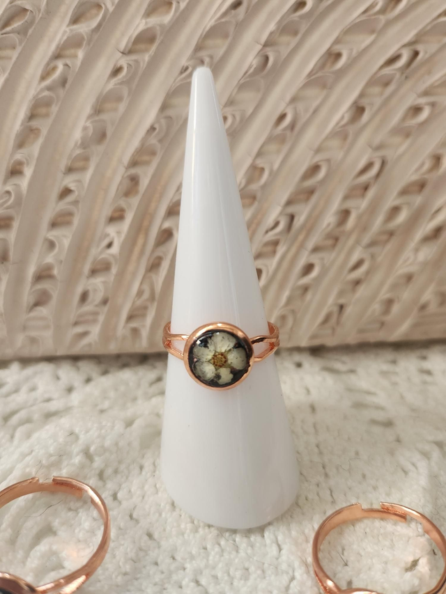 Bague fleur de spirée fond noir