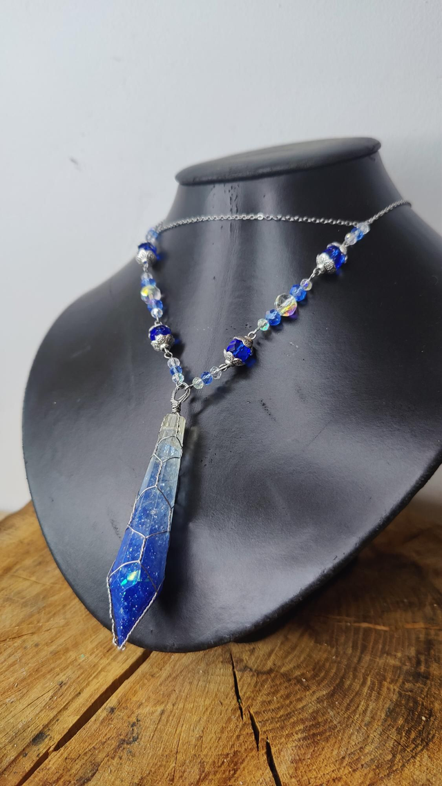 Collier Antre Lumières modèle bleu glacial et perles de verre