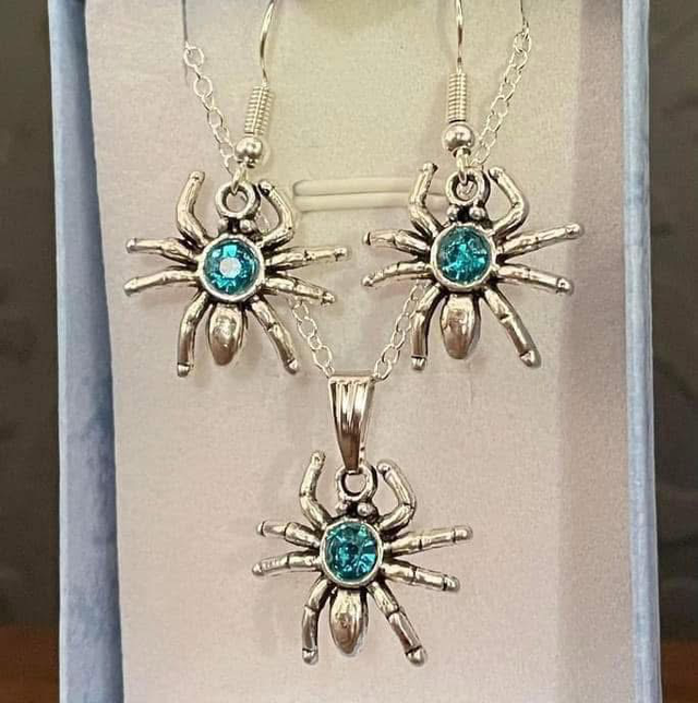 🖤Spider set, necklace &amp; earrings on silver plated ear hooks &amp; 18” chain 