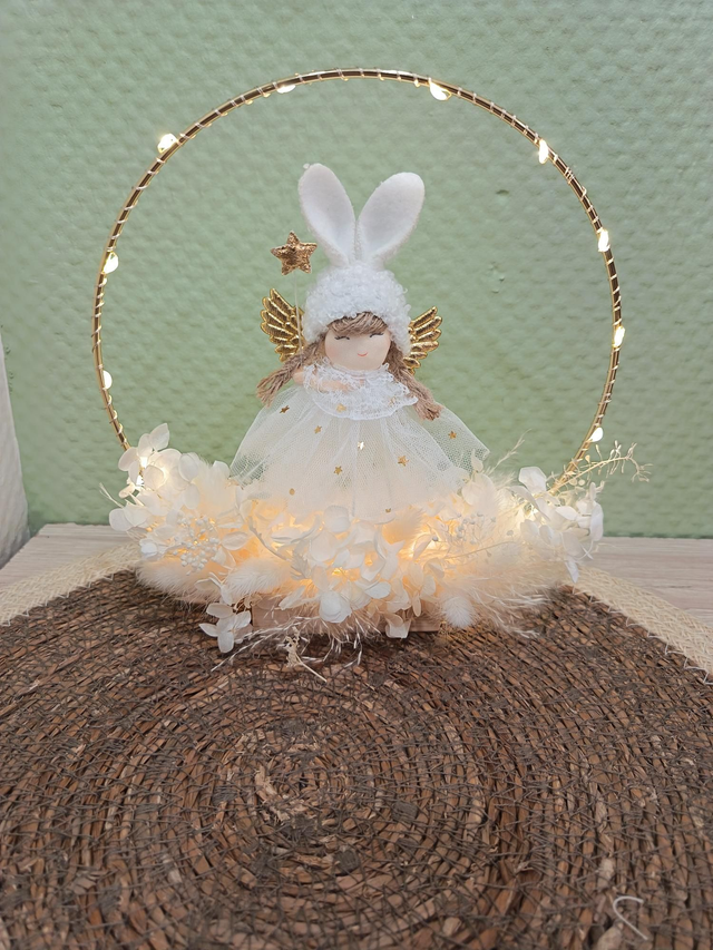 Poupée déco sur socle blanc