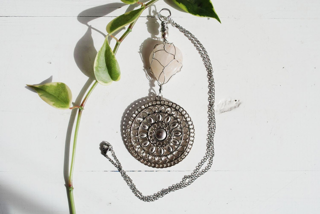 Mandala maitokvartsi riipus