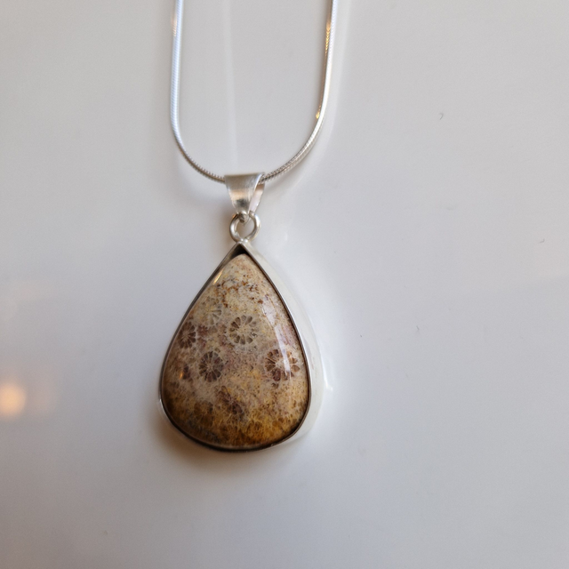 Pendentif corail fossilisé &quot;goutte&quot;  