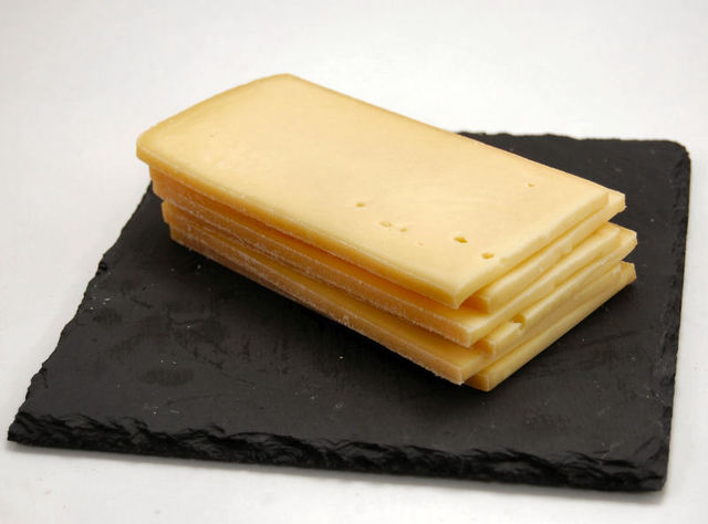 Raclettekäse (Scheiben) aus  Rohmilch, verschiedene Sorten 